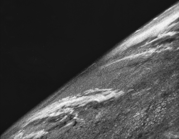 Erstes Bild der Erde aus dem All. 
(© NASA)
